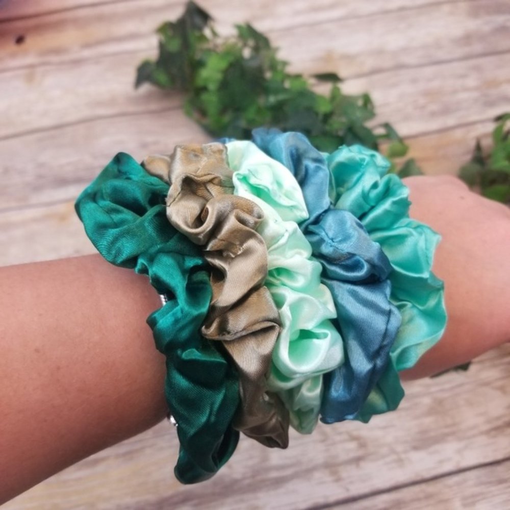 Brandy Melville Photo + 5 Silk Satin Green Scrunch - Picture 1 of 5